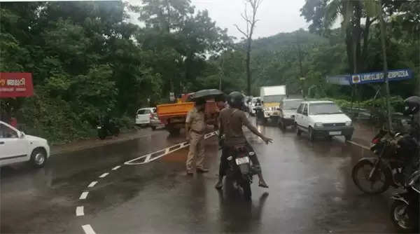 കോവിഡ് ഭീതിയിൽ കണ്ണൂർ - കാസർകോട് അതിർത്തി പാലങ്ങൾ അടച്ചു