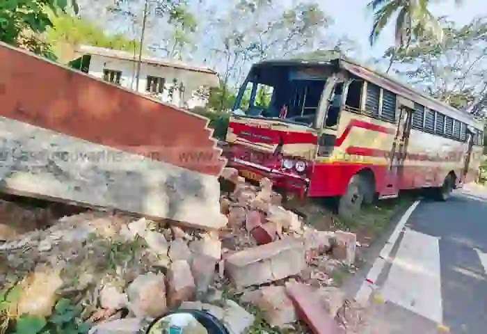 Ksrtc Accident മലയോരം വഴി സര്‍വീസ് നടത്തുന്ന കെഎസ്ആര്‍ടിസി കുമളി സൂപര്‍ ഫാസ്റ്റ് ബസ് 