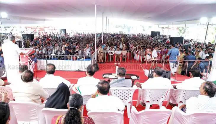 CM Pinarayi Vijayan Announces Insurance Coverage for Library Secretaries and Librarians