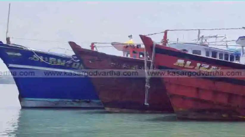 Karnataka fishermen's boats seized