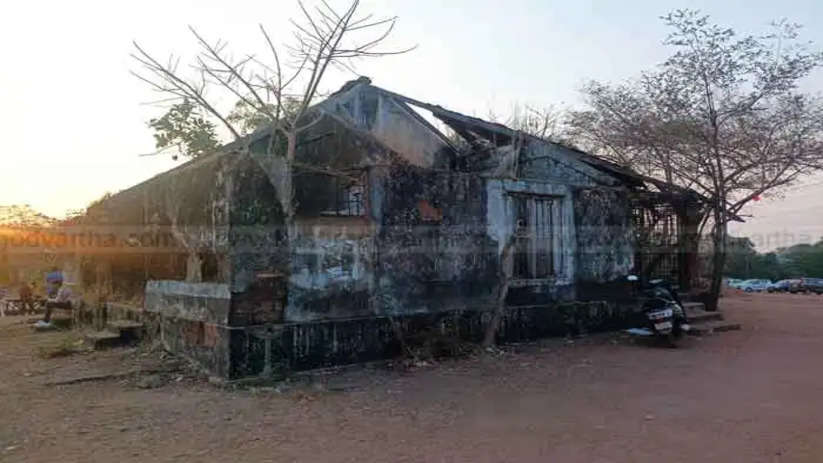 two buildings near kumbla govt school pose threat of danger