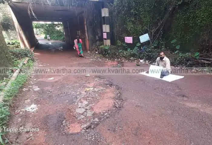 auto rickshaw drivers protest over bad condition of road