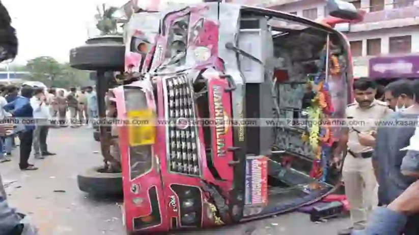 Bus overturns on Vidyanagar National Highway, passengers injured