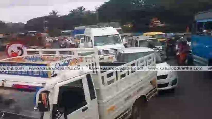 Eid - Vishu rush: Traffic jam on service road