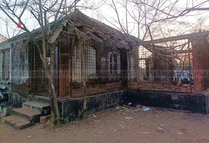 two buildings near kumbla govt school pose threat of danger