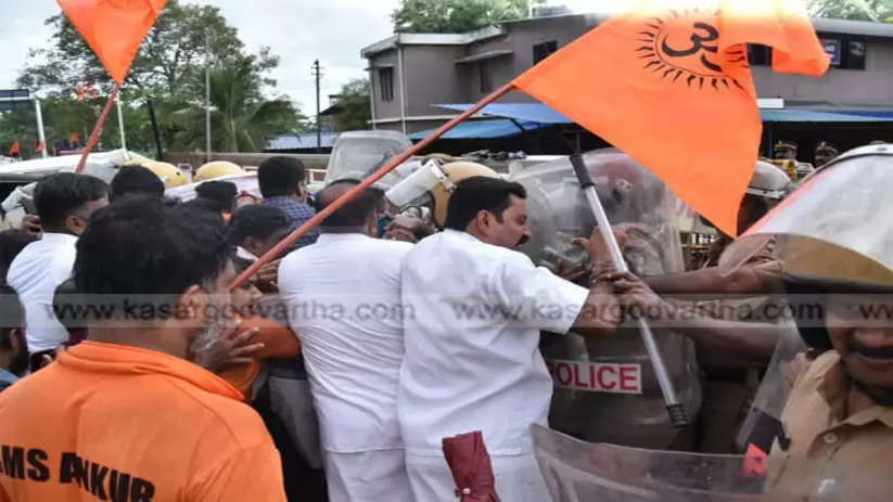 Elopement of the suitors; Alleged Love Jihad, Clash in Hindu Aikya Vedi's march to Badiatukka Police Station, Eloped, Suitors, Kasargod, Kasargod News, Case, Police 