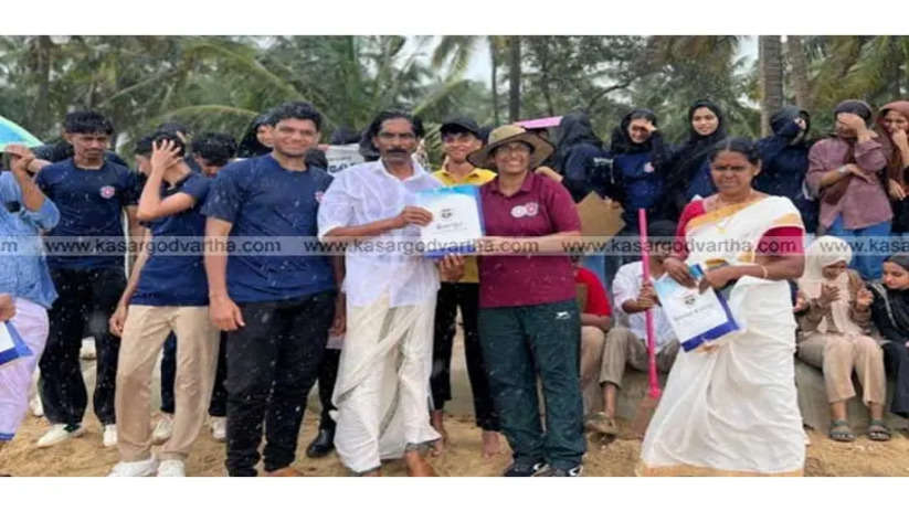 Students and local leader cleaning Kappil Beach.