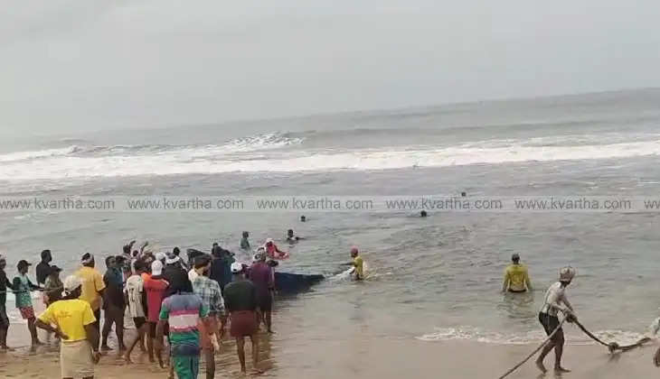 fishing boat capsizes near pallikkara four rescued