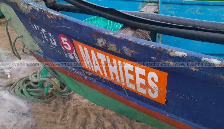 fishing boat capsizes near pallikkara four rescued